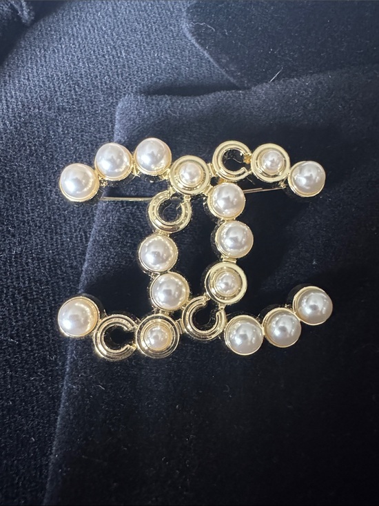 CHANEL Jewelry - EUC CHANEL Gold and White Pearl CC Brooch